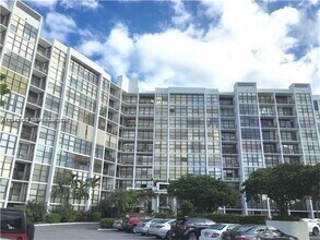 Building Photo - 800 Parkview Dr