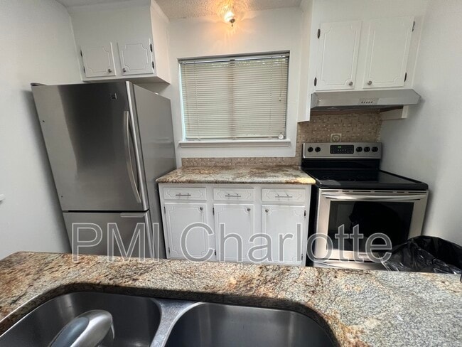 Building Photo - 8087 Charter Oak Ln
