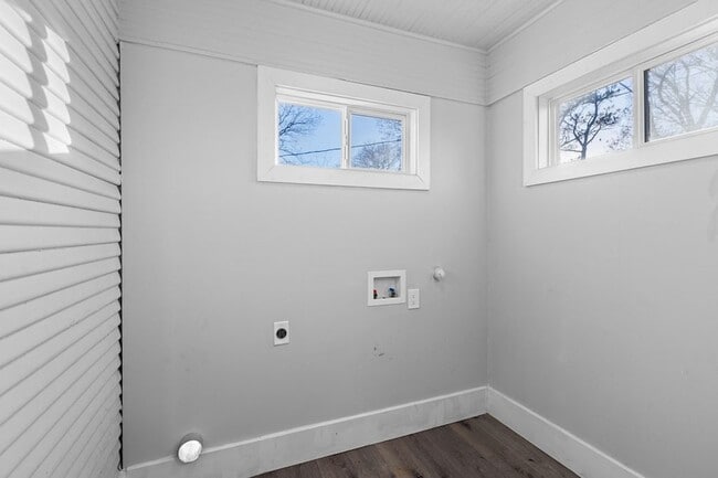 Building Photo - 915 N Center St