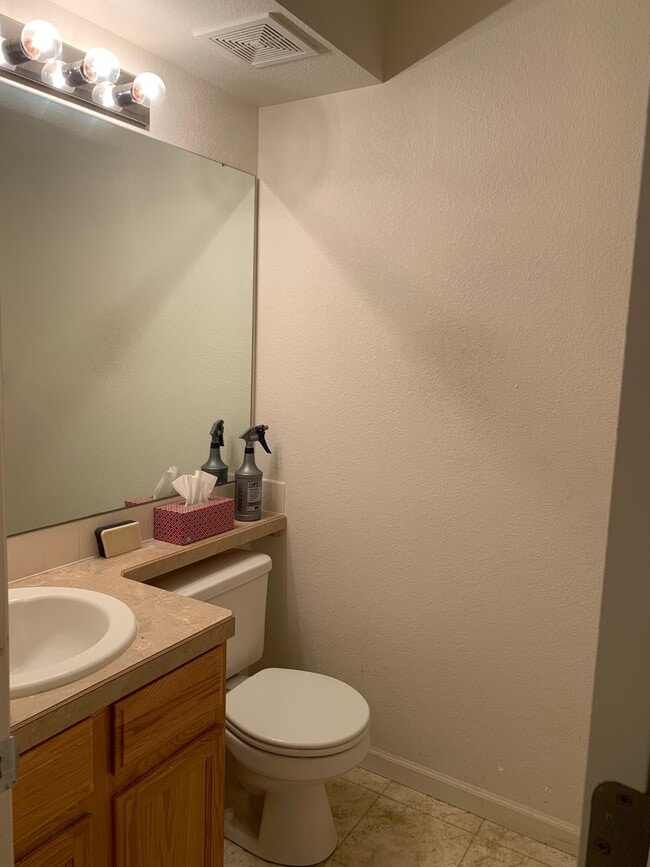 Building Photo - Beautiful 2 Bedroom, 2.5 Bath Townhome for Rent in Loveland!