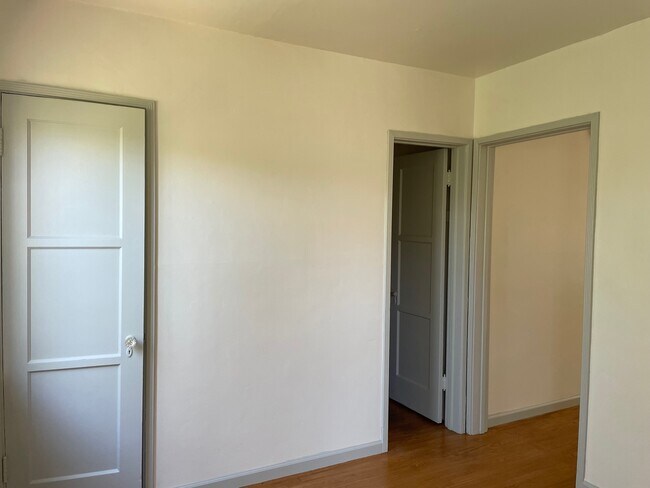 Building Photo - 14550 Moorpark St