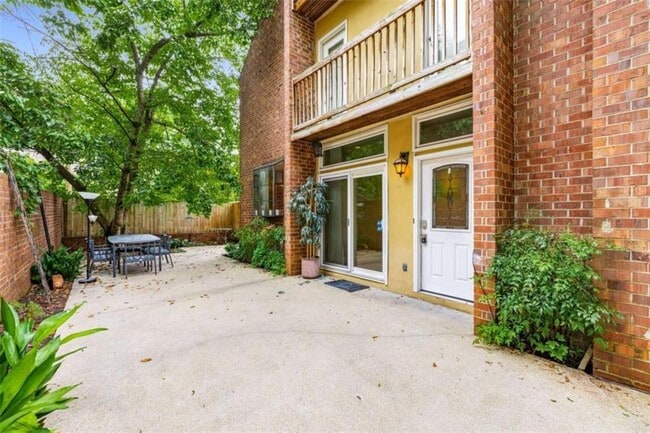 Building Photo - 654 Cleburne Terrace NE
