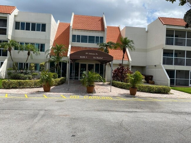 Building Photo - 100 Lakeview Dr