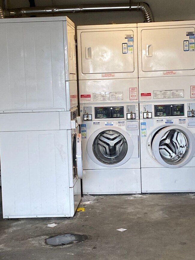 Building Photo - 16046 Wyandotte St