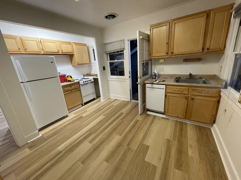 Kitchen - 2204 G St