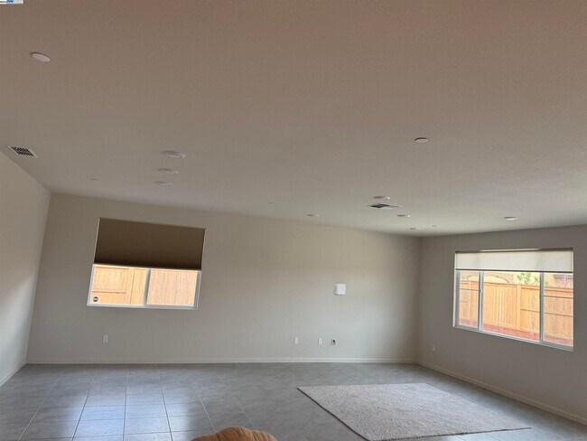 Building Photo - 745 Daybreak Dr