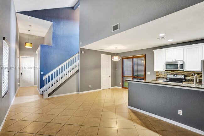 Building Photo - 2057 SE Avon Park Dr