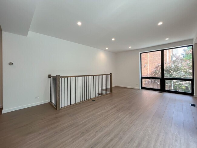 Building Photo - 3710 N Kenmore Ave