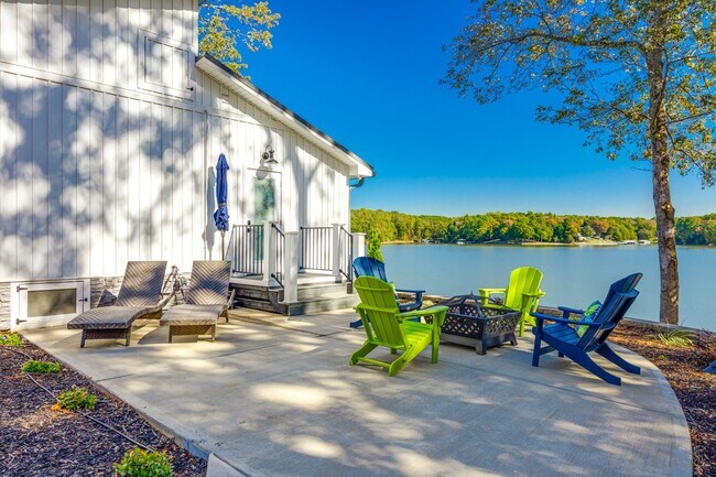 Building Photo - Beautiful Short term 2 bedroom 2 bath full...