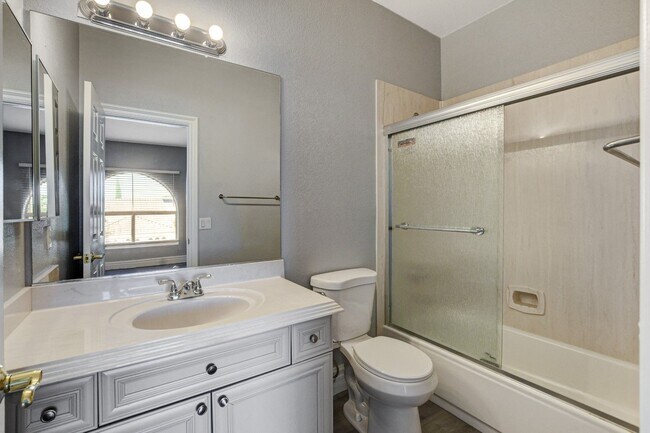 Building Photo - MASSIVE 5 BEDROOM, 2 STORY HOME IN DESIRABLE RHODES RANCH GOLF COURSE COMMUNITY!