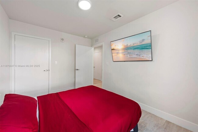 Building Photo - Distinctive 3-Bedroom Garden Villa in Aven...