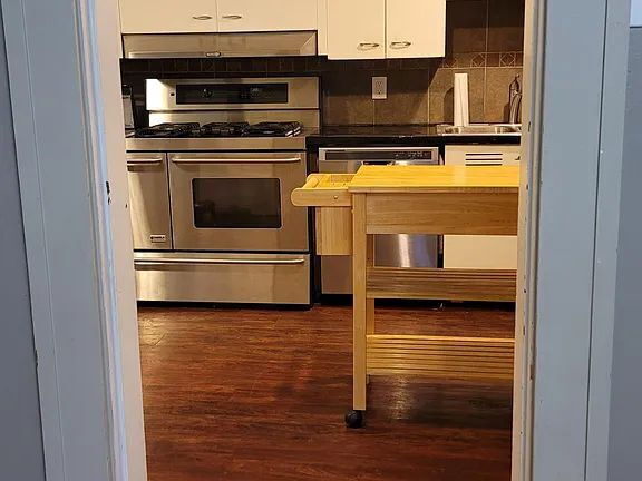 Building Photo - "Spacious 5-Bedroom Retreat with Fireplace Charm on S Broadway!"