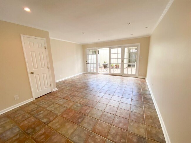 Building Photo - 471 Bendwood Dr
