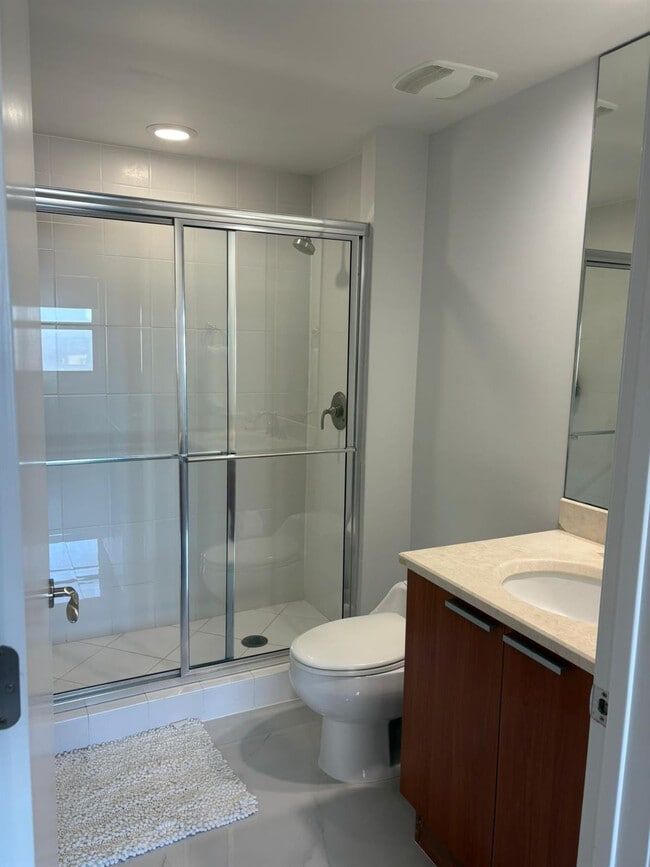 Building Photo - 2650 Lake Shore Dr