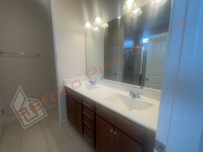 Building Photo - Luxury 3 Story 4 BD/3.5 Bath Townhome @ Sm...