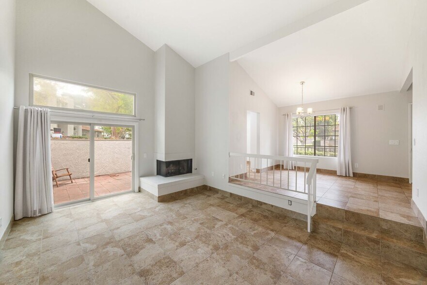 Building Photo - 2 Summerset