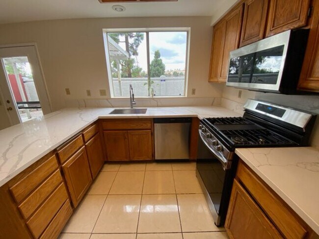 Building Photo - Spacious 4 bed/3 Bath in Oceanside!