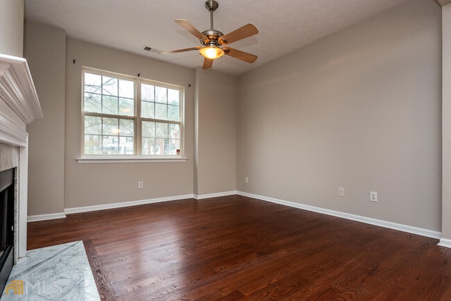 Building Photo - 246 Village Square Dr