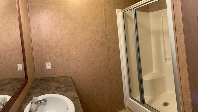 Building Photo - Large 3 BDR / 2 Bath home