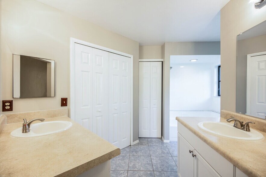 Building Photo - 817 SW 9th Ave