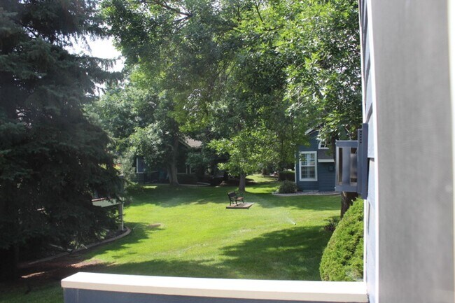 Building Photo - 2 BR/2 1/2 BA Townhouse in Gated Littleton...