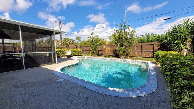 Building Photo - 949 W Royal Palm Rd