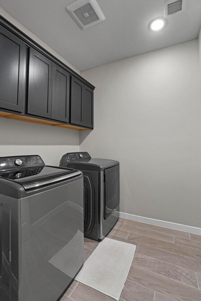 Building Photo - 4567 Marisabel Azcarate St