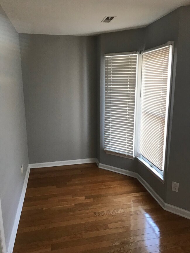 Building Photo - 3 bedroom townhome across from Panthers St...