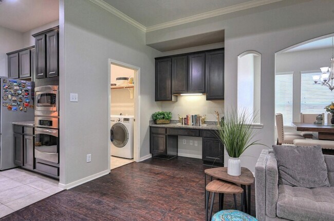 Building Photo - 7810 Oak Moss Dr