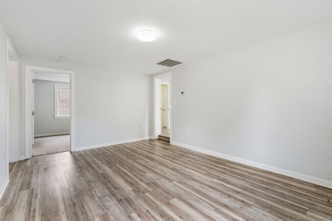 Building Photo - 608 Lakeshore Dr