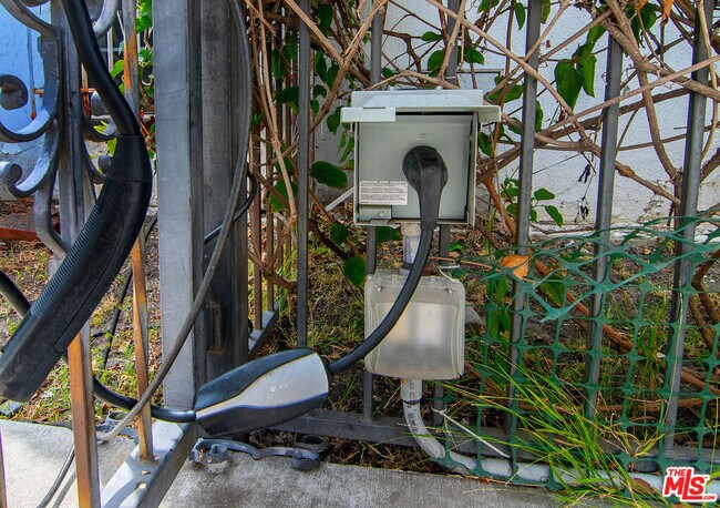 Building Photo - 131 S Martel Ave