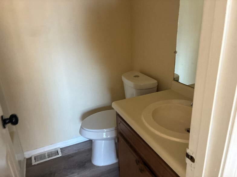 Building Photo - Room in Townhome on Patterson Cir