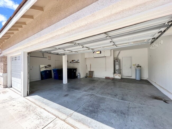 Building Photo - BEAUTIFUL 5BD/3BA TWO-STORY HOME W/ POOL IN HENDERSON. 3 CAR GARAGE!