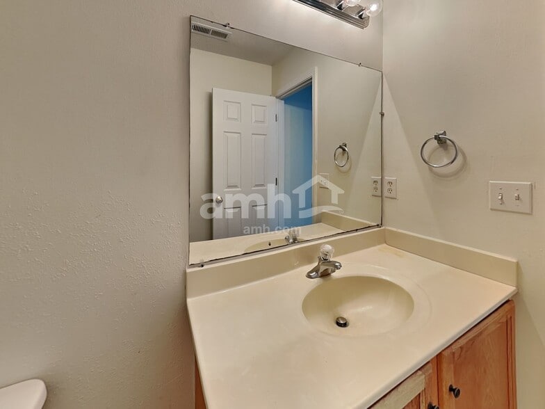 Building Photo - 1066 Bridgend Dr