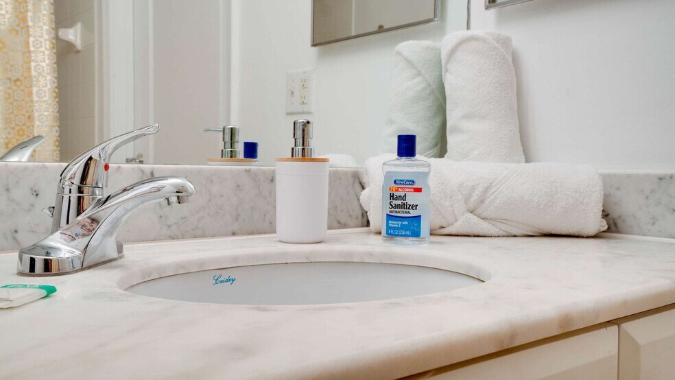 Building Photo - 1 SE 12th St