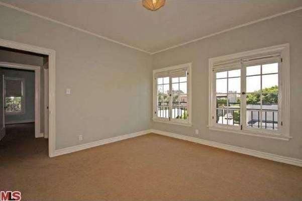 Building Photo - Hancock Park Duplex Upper Unit!