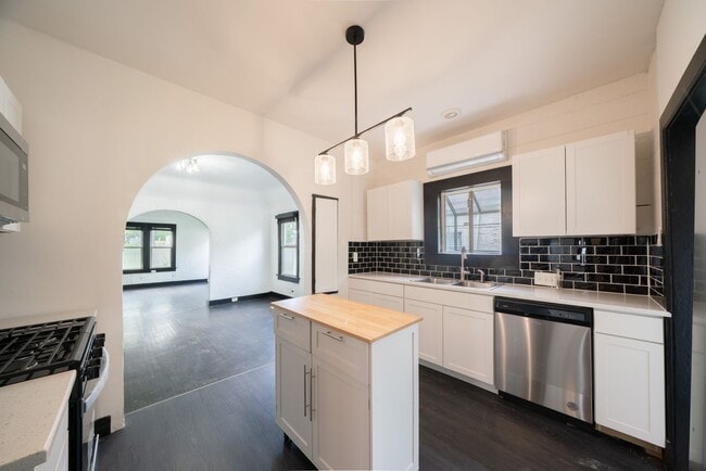 Building Photo - Charming Spanish Revival bungalow!