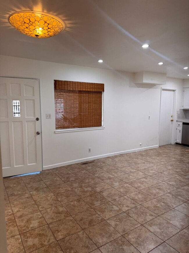 Building Photo - Spacious 3 Bedroom Fresno Home