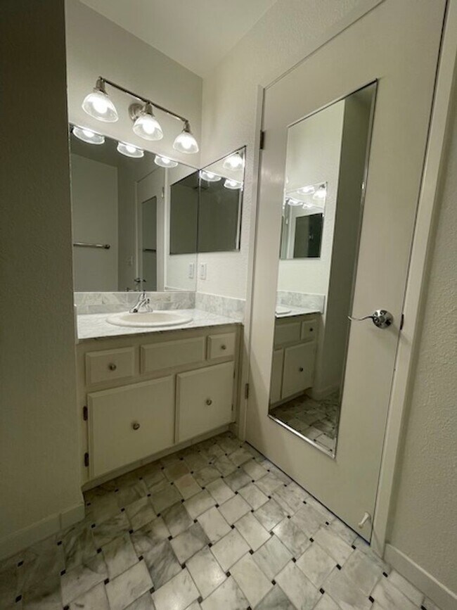 Building Photo - Comfortable 2bd/2bath Condo with garage of...