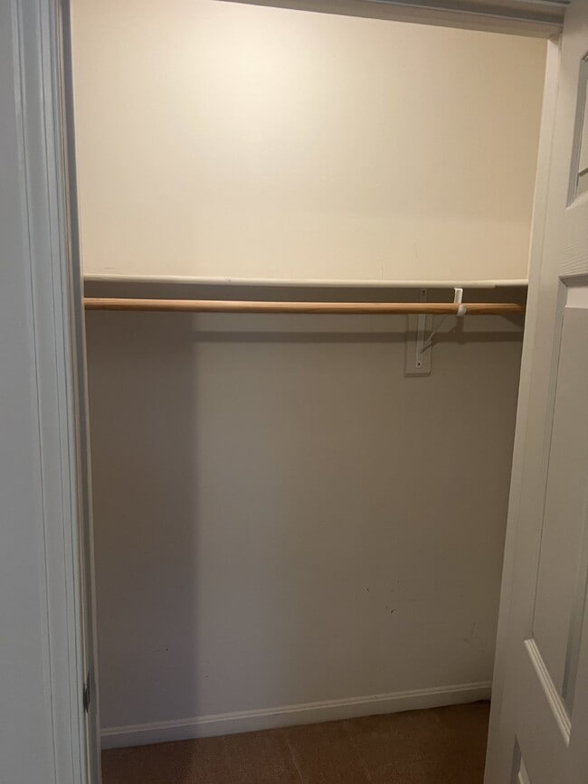 Building Photo - Spacious End-Unit Townhouse with 3 Beds, 3...