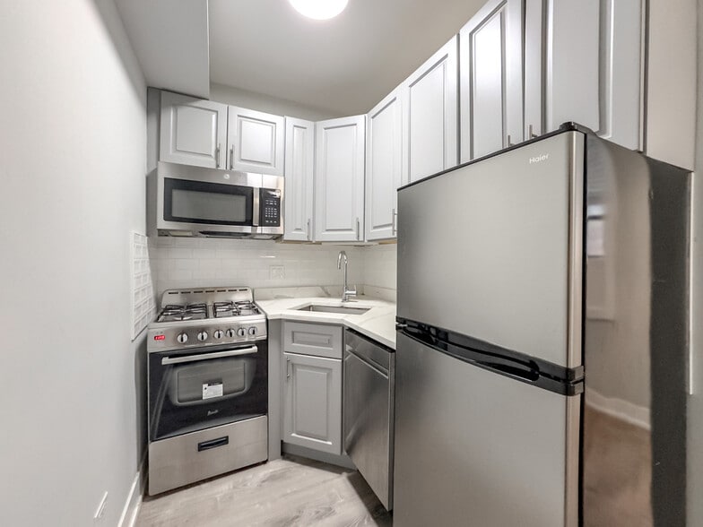 Building Photo - 501 W Belmont Ave