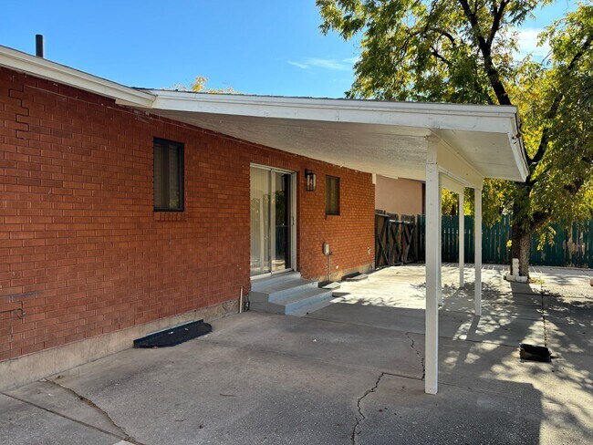 Building Photo - 462 S 100 W St