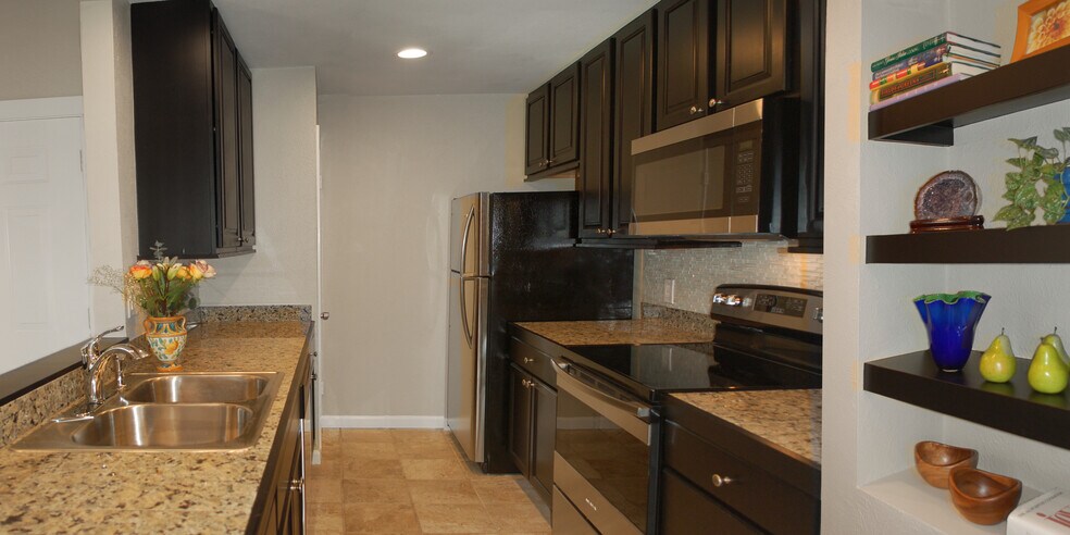 tons of cabinets - 6723 Eastridge Dr