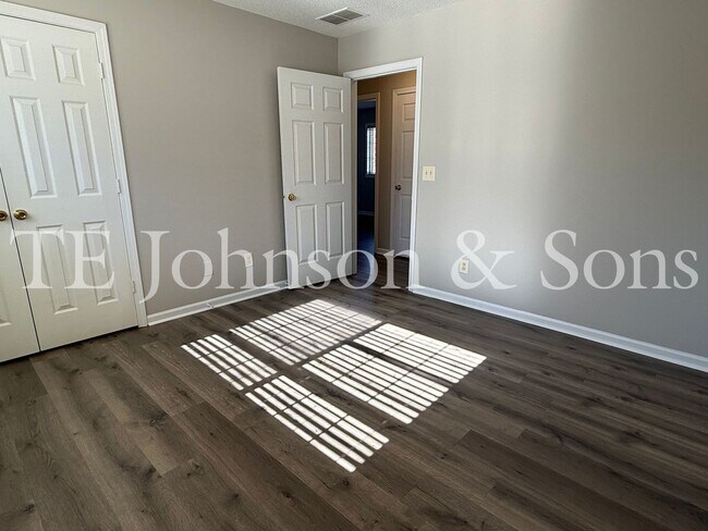 Building Photo - Spacious 4 Bedroom Home with Modern Comfor...