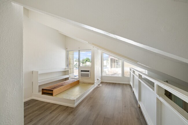 Building Photo - 2-Bedroom / 1-Bath Condo + Loft. 2 Parking Stalls. Water Included.