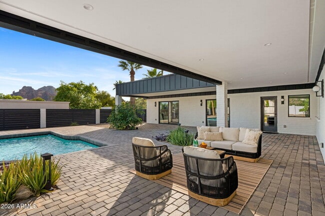 Building Photo - 3842 E San Miguel Ave