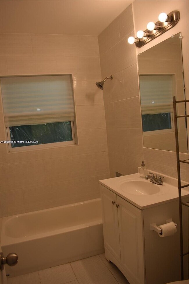 Building Photo - 9720 W Bay Harbor Dr