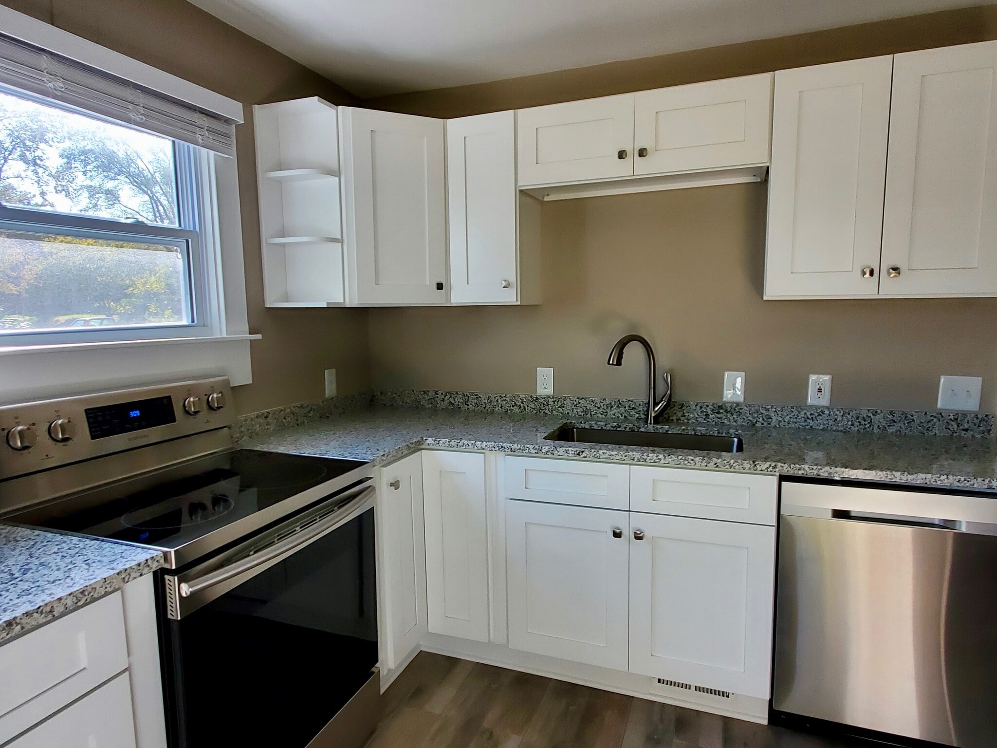 Kitchen - 2529 Charlotte St