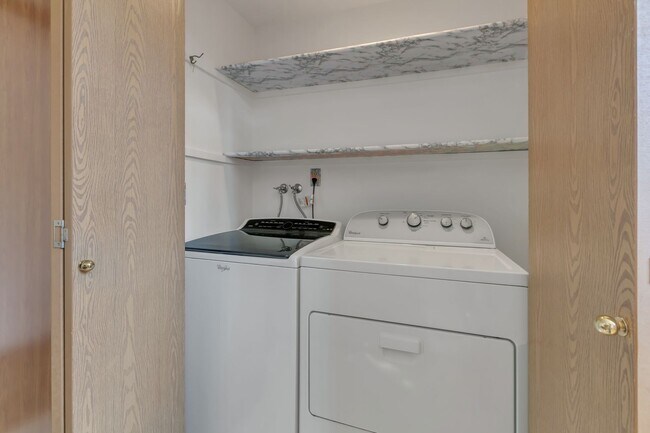 Building Photo - 3-bedroom, 2.5-bathroom home located in Fe...