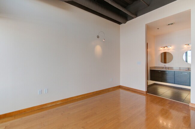 Building Photo - Luxury Gold Lofts! Bright Open Floor Plan with City Views-Secure Parking